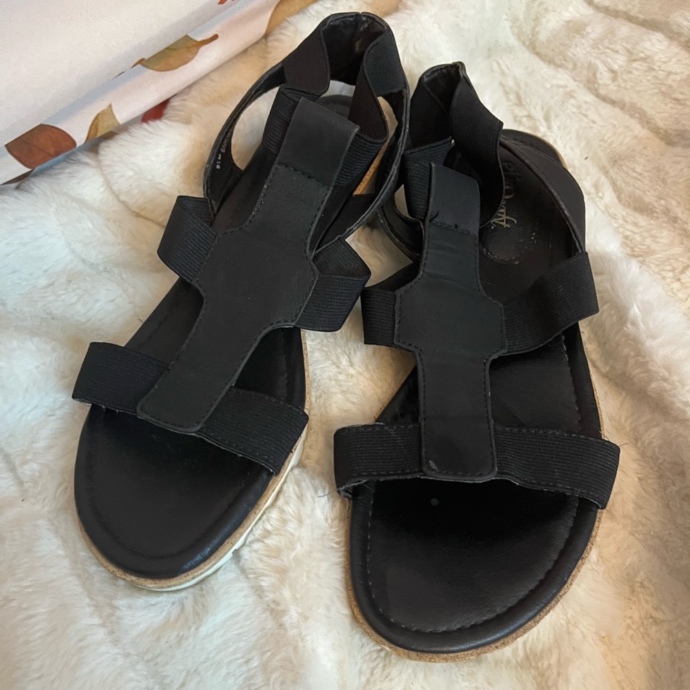 Euro Soft by Sofft Women 8.5 Black Leather Lug Sole Spring Summer Classic Sandal